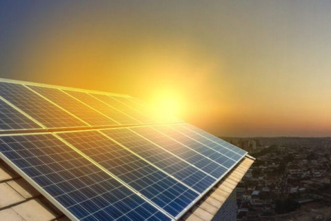 Descubren método que multiplica 1.000 veces la retención de carga en paneles solares